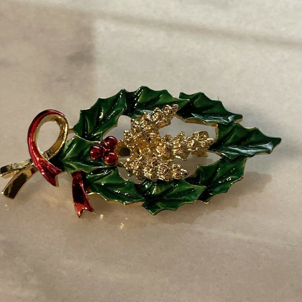 VINTAGE 1970's GERRY'S ENAMEL CHRISTMAS WREATH w HOLLY PINE CONES PIN BROOCH 2"